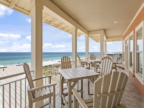 Luxury Beach Vacation Home wit Large Pool & Upscale Decor